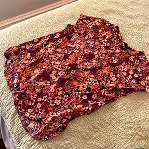 Size 8, floral cap sleeved blouse with breast pocket. Perfect condition.